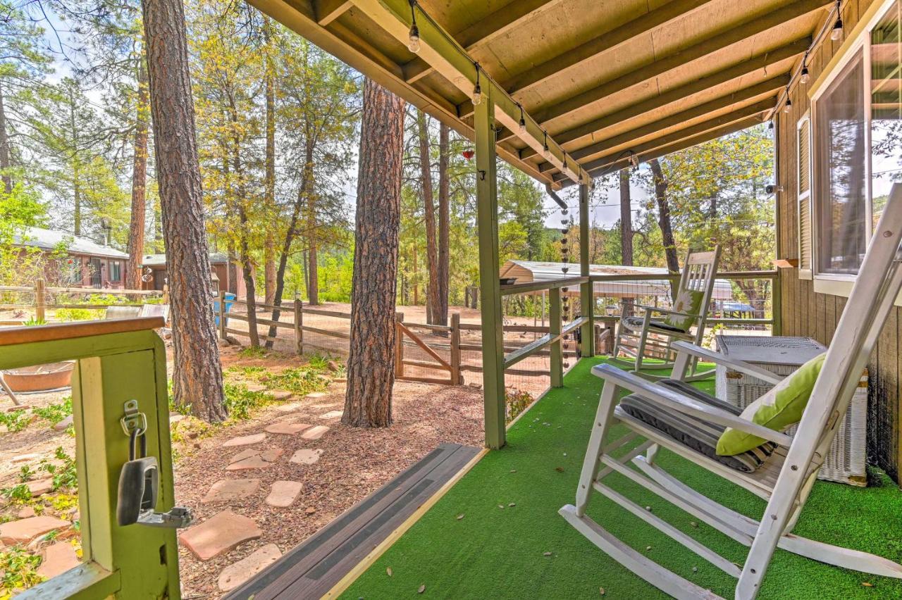 Pine Cabin In The Woods With Yard And Grill! Kültér fotó