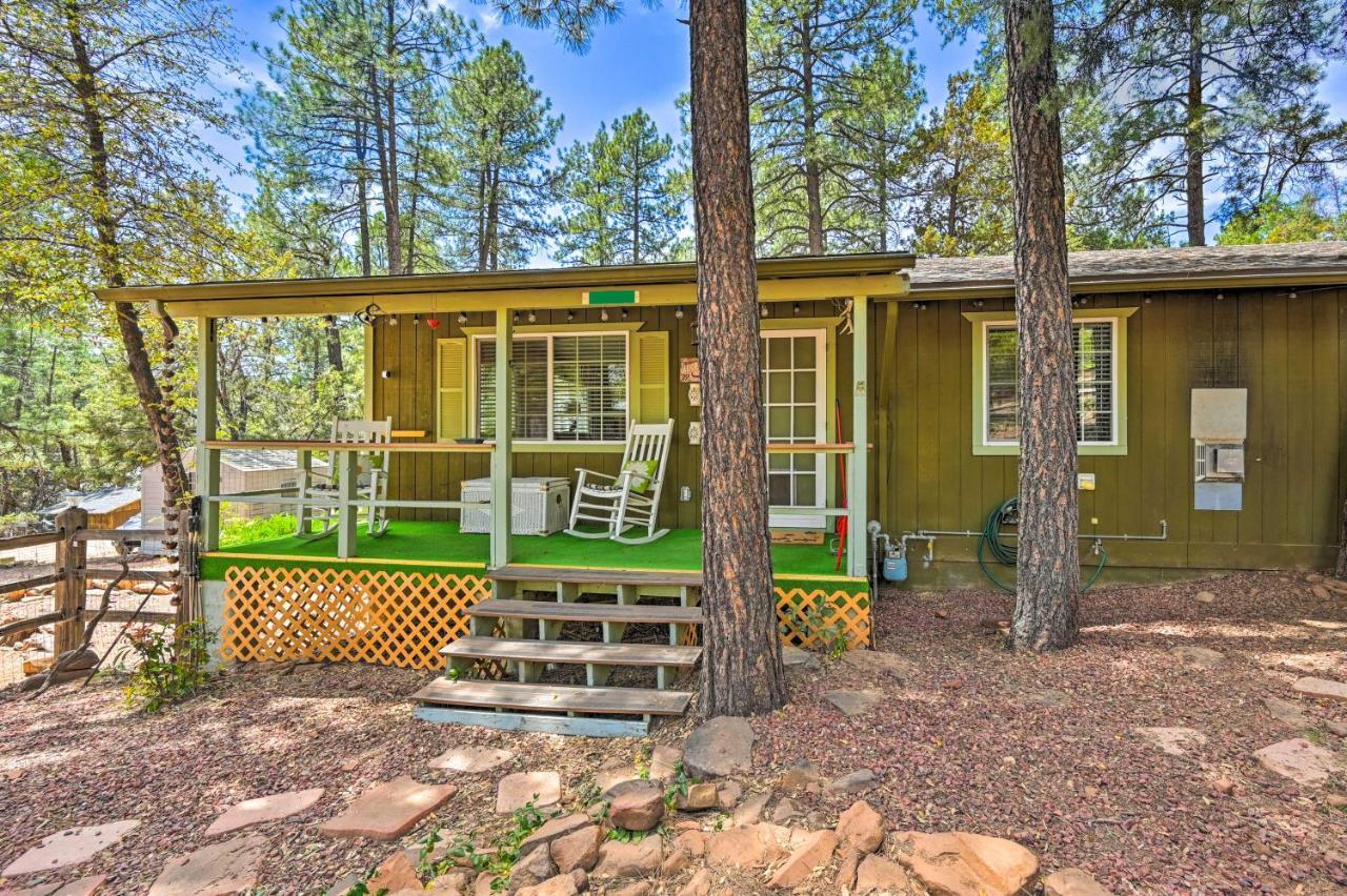 Pine Cabin In The Woods With Yard And Grill! Kültér fotó
